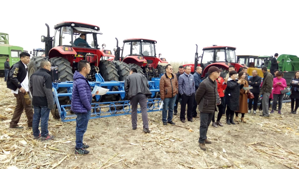 WilliamHill威廉希尔国三大型拖沓机在黑龙江省深松深耕现场演示会上大放异彩